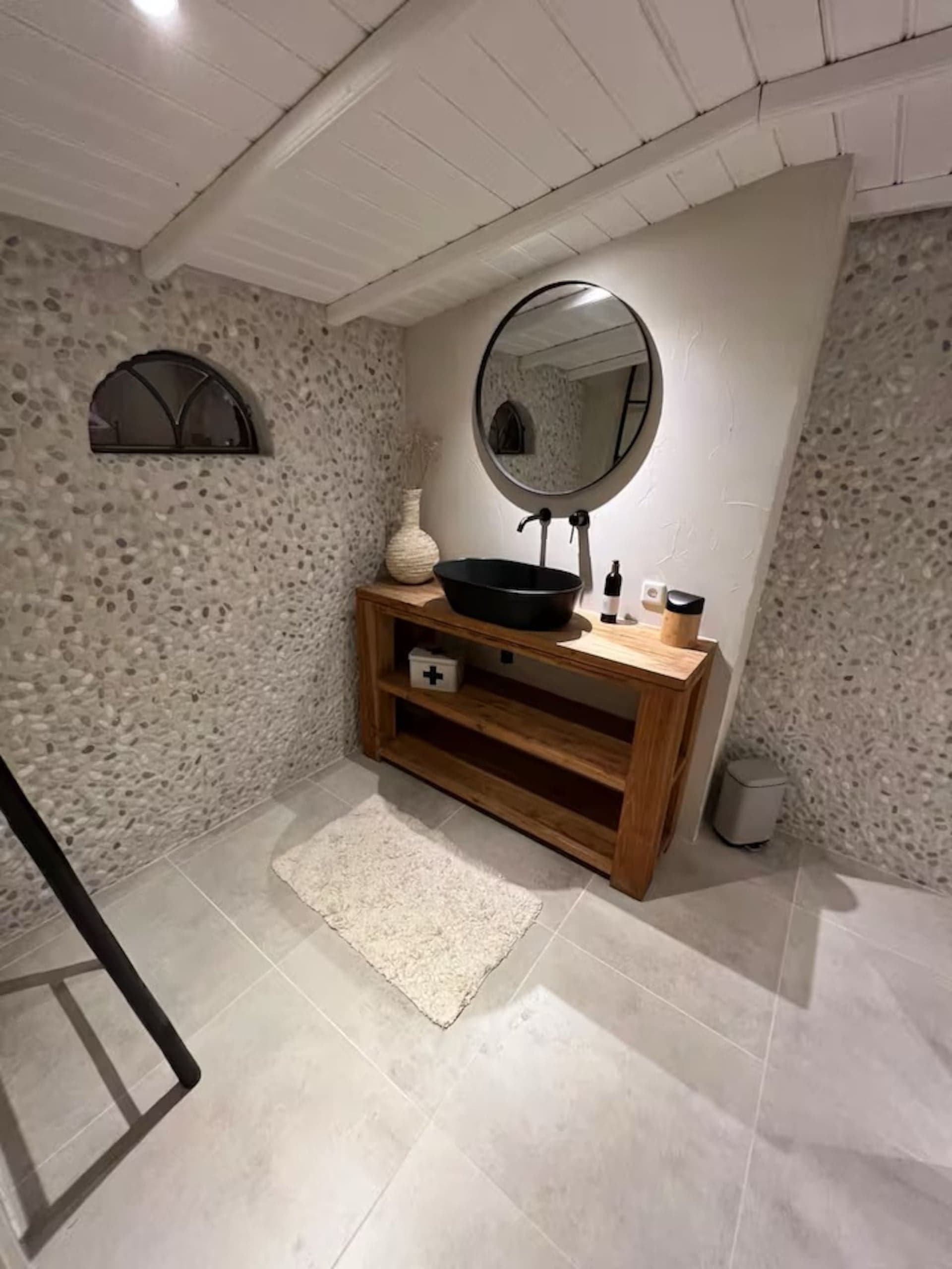 Badkamer van Oester met wastafel en ronde spiegel