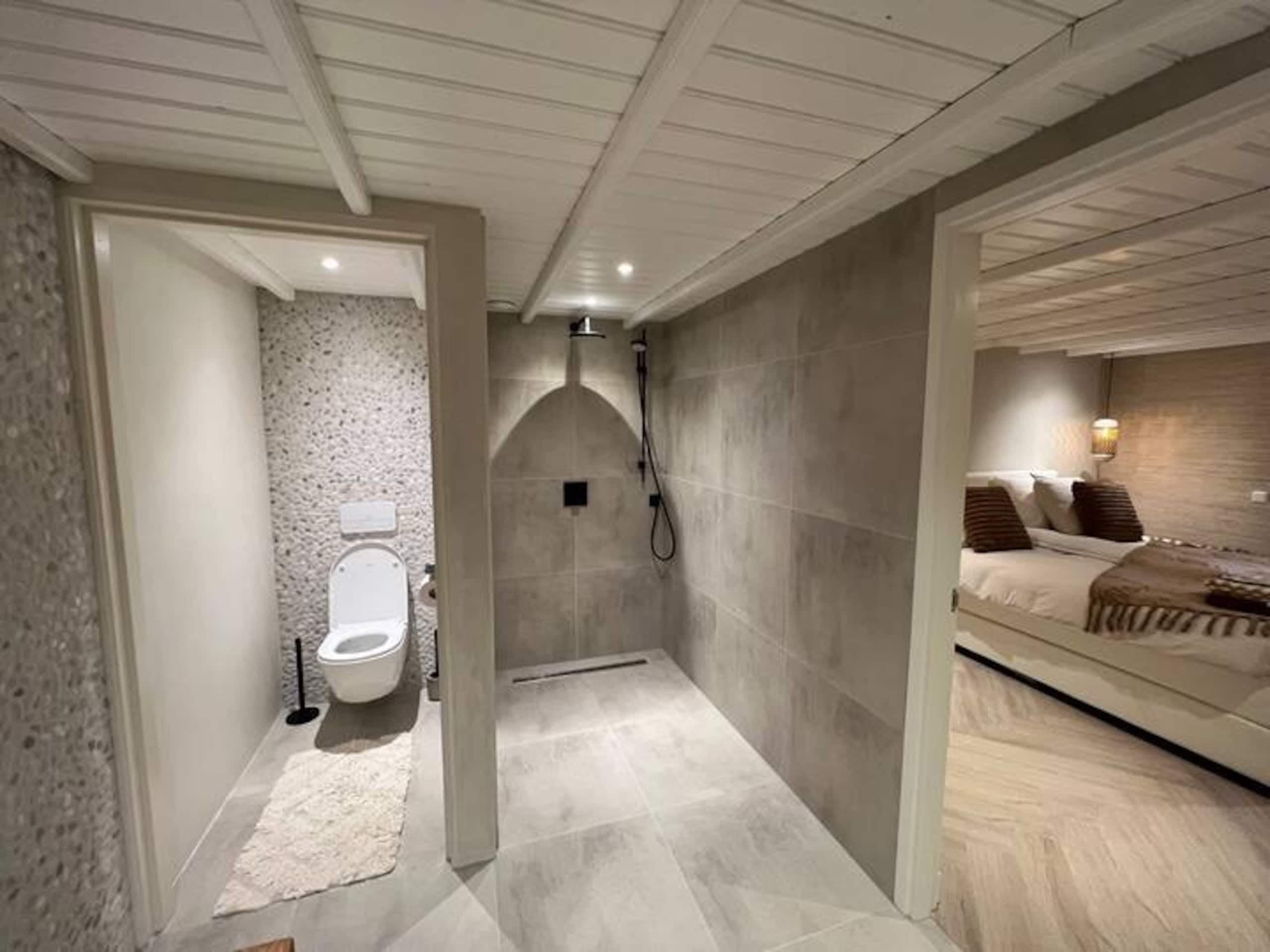 Badkamer van Oester met toilet en douche