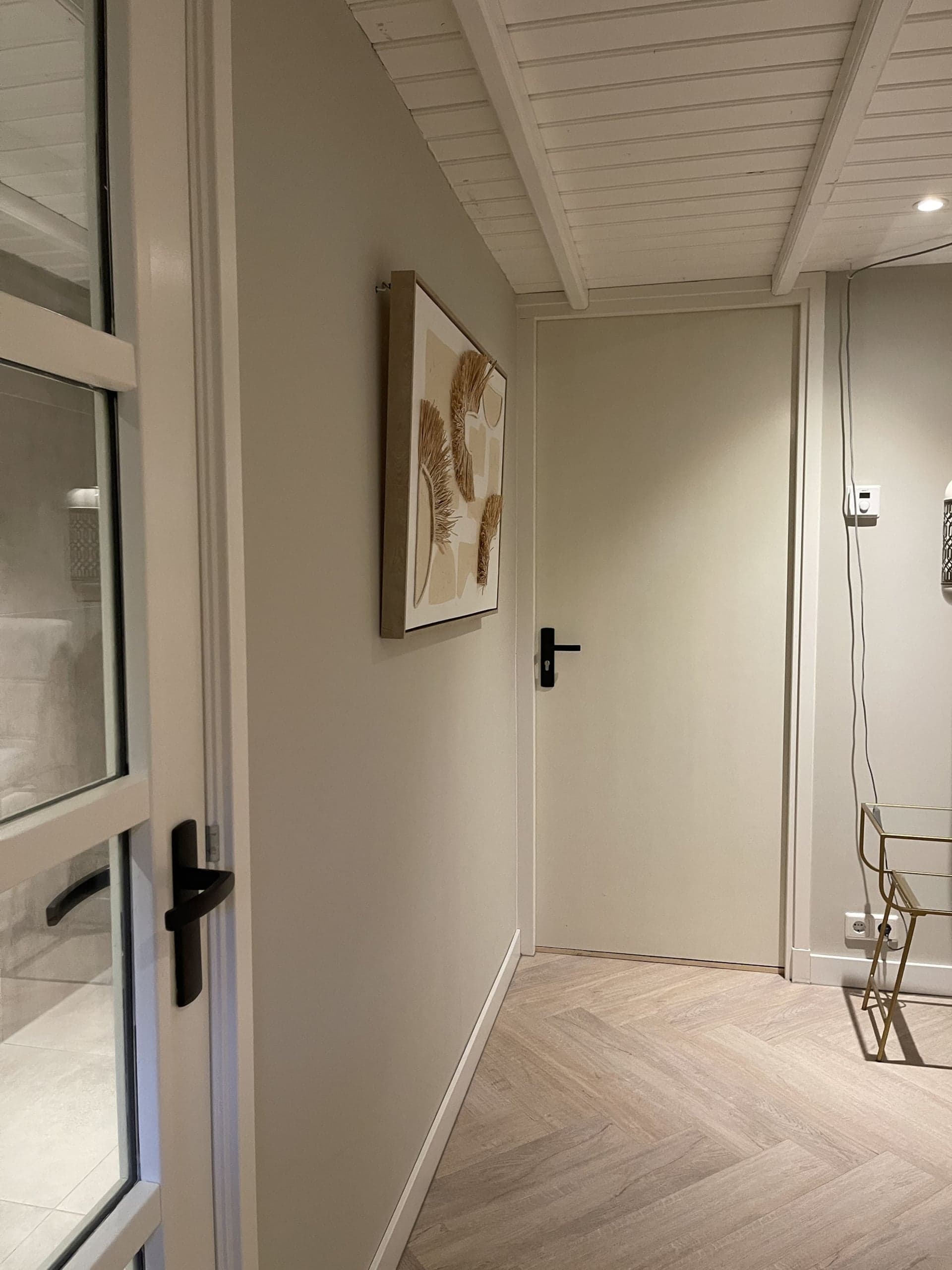 Deur en gang bij de slaapkamer van Oester