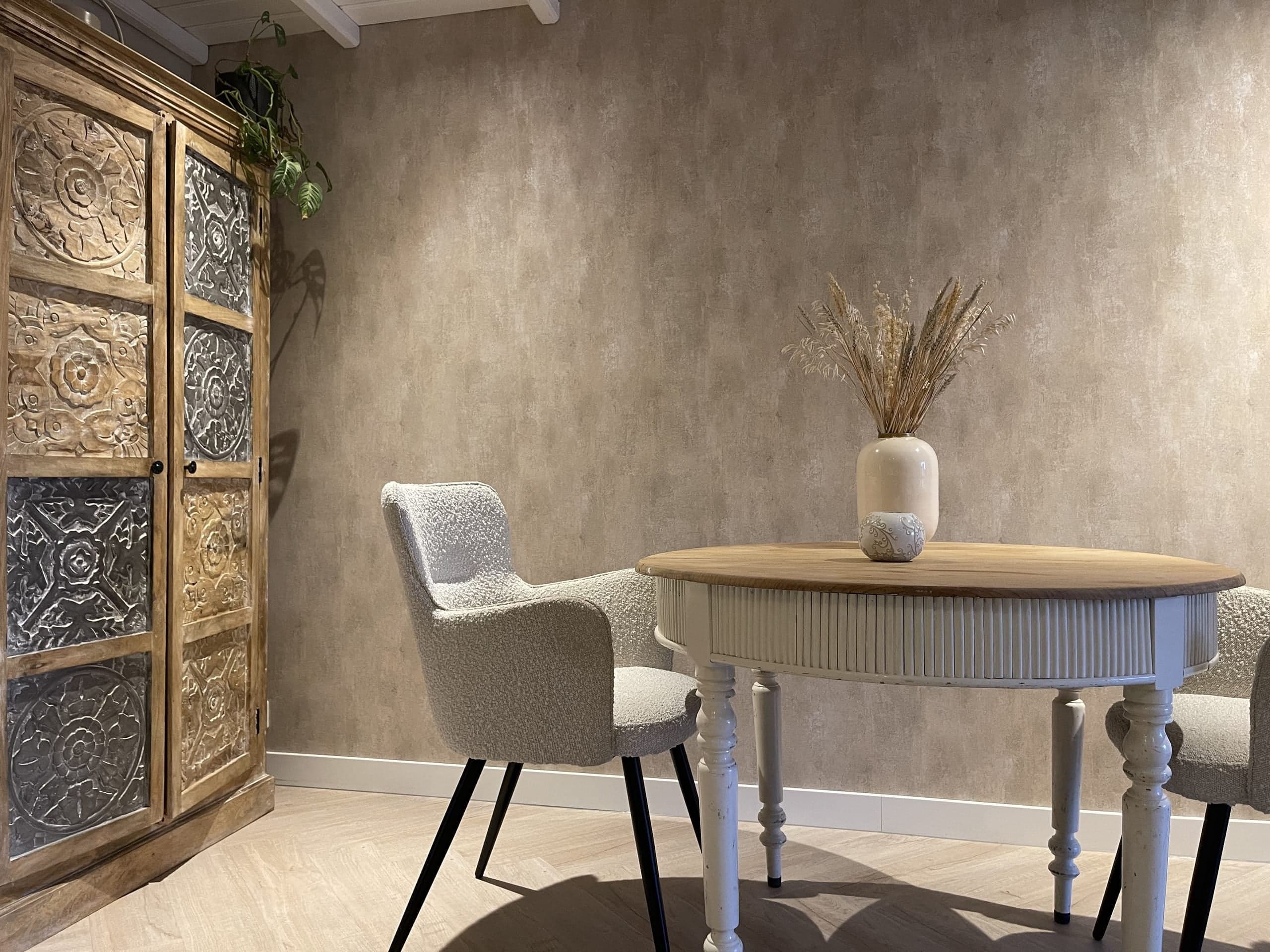 Eettafel en houten kast in de woonkamer van Oester