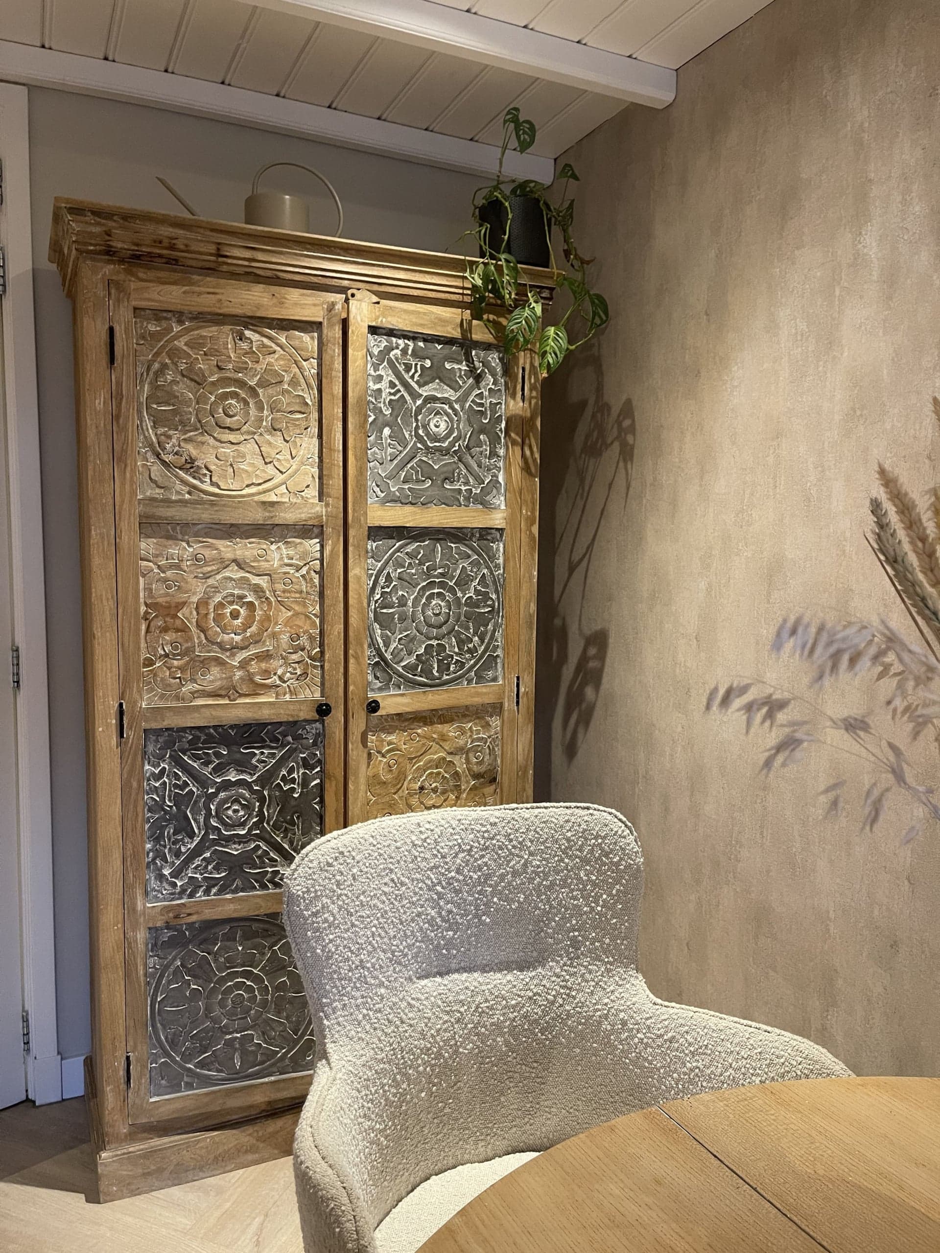 Bewerkte houten kast en een stoel in Oester