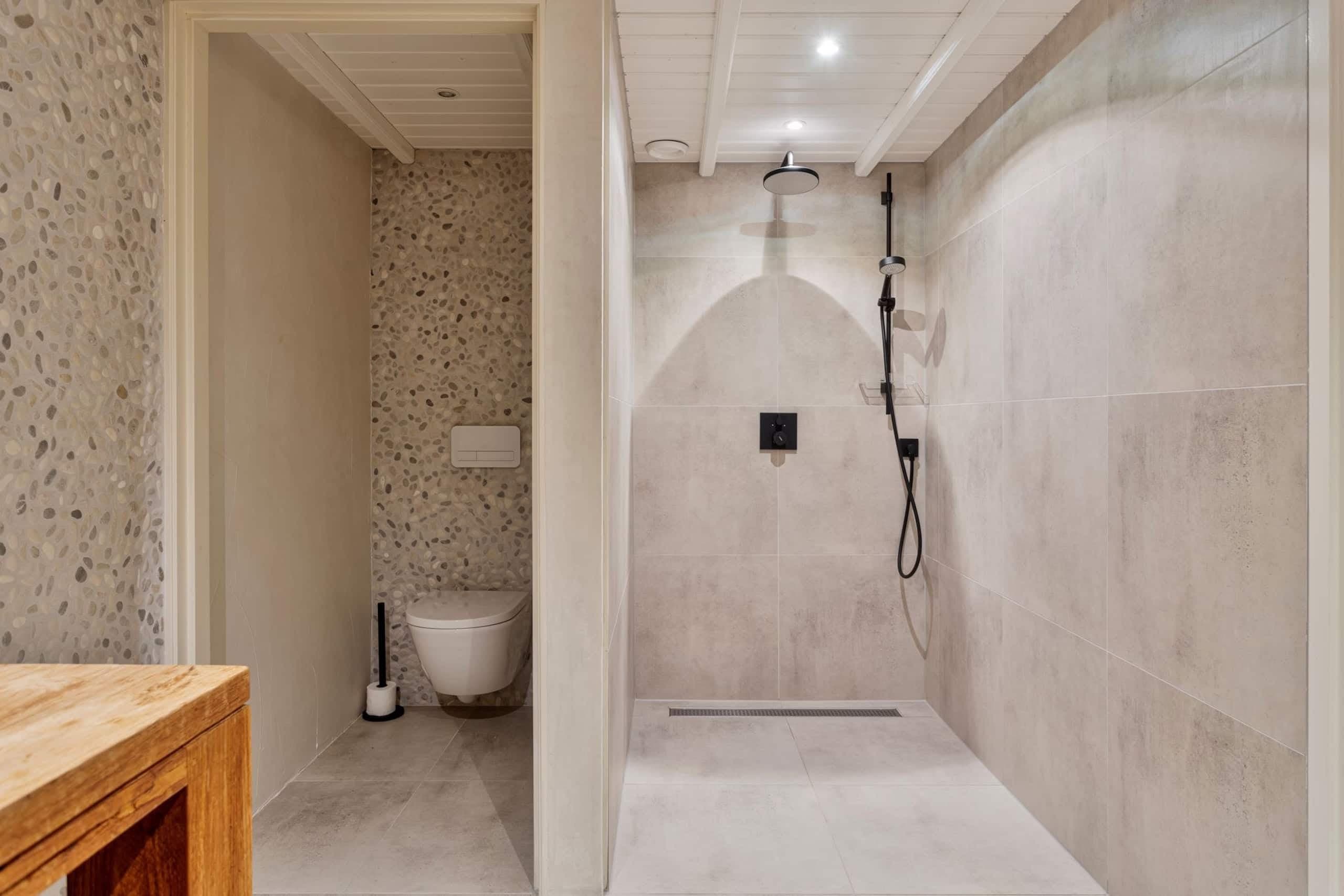 Inloopdouche en toilet in Oester