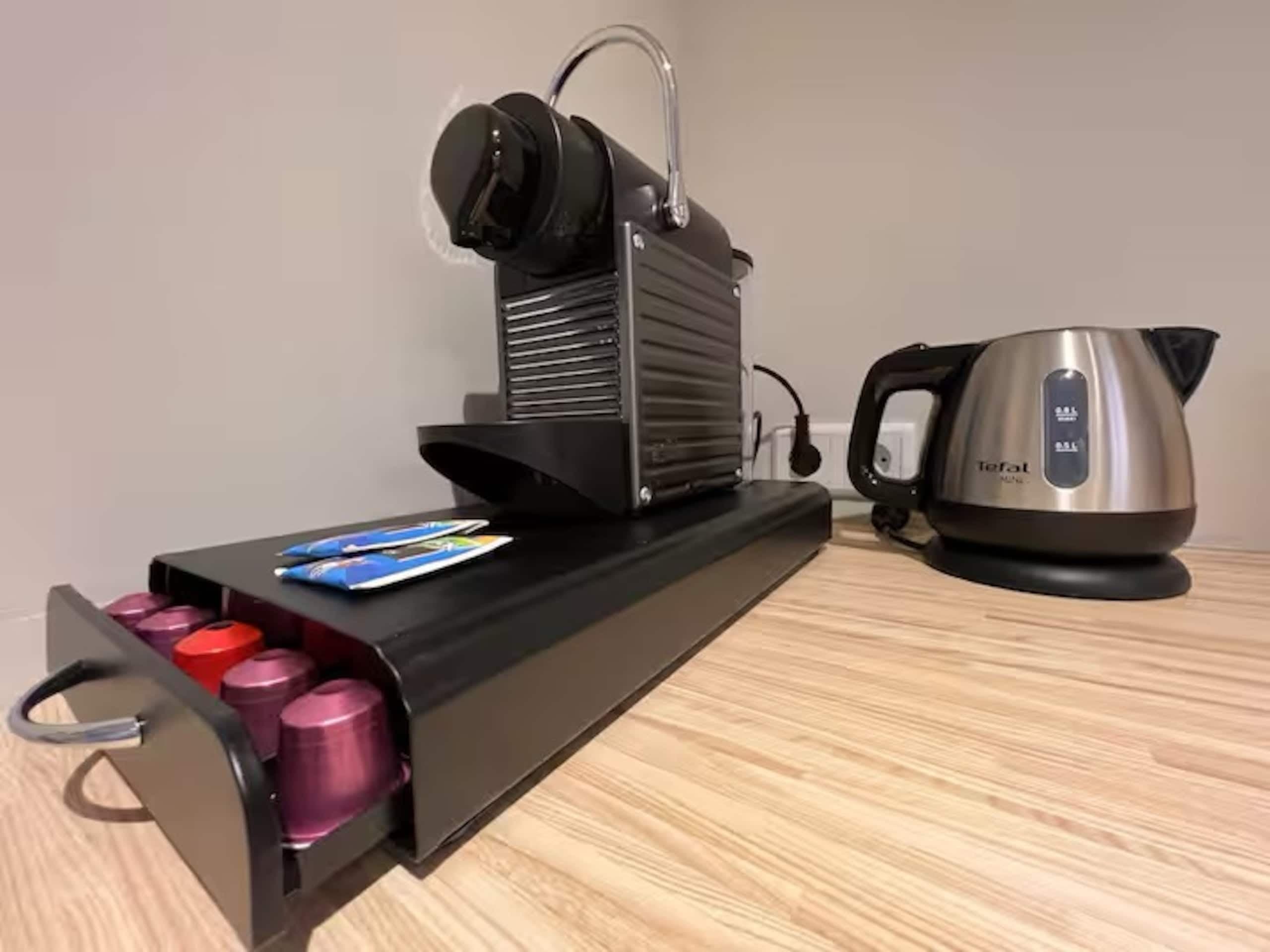 Nespresso-apparaat en waterkoker in de keuken van Oester