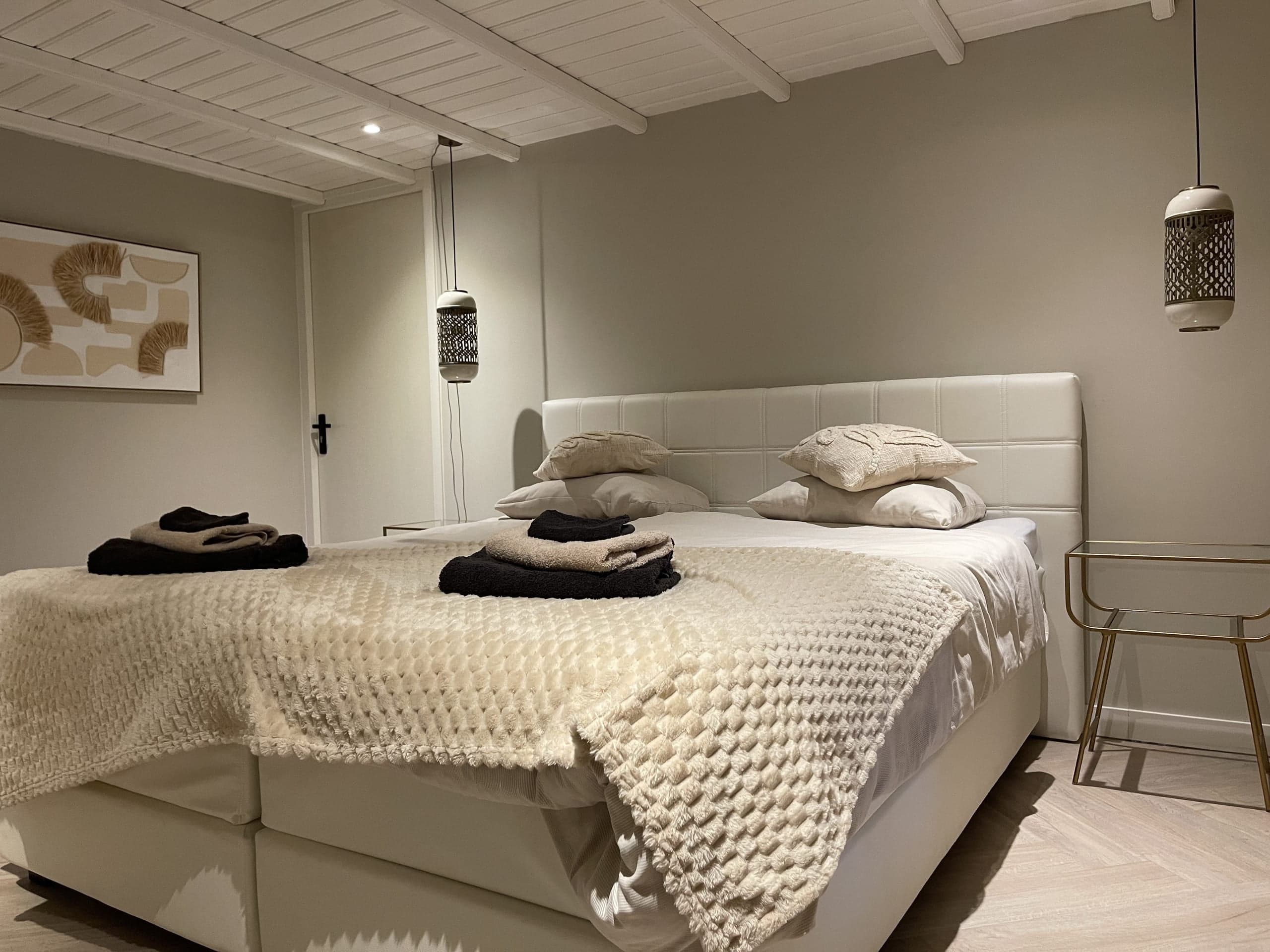 Tweepersoonsbed met handdoeken in Oester