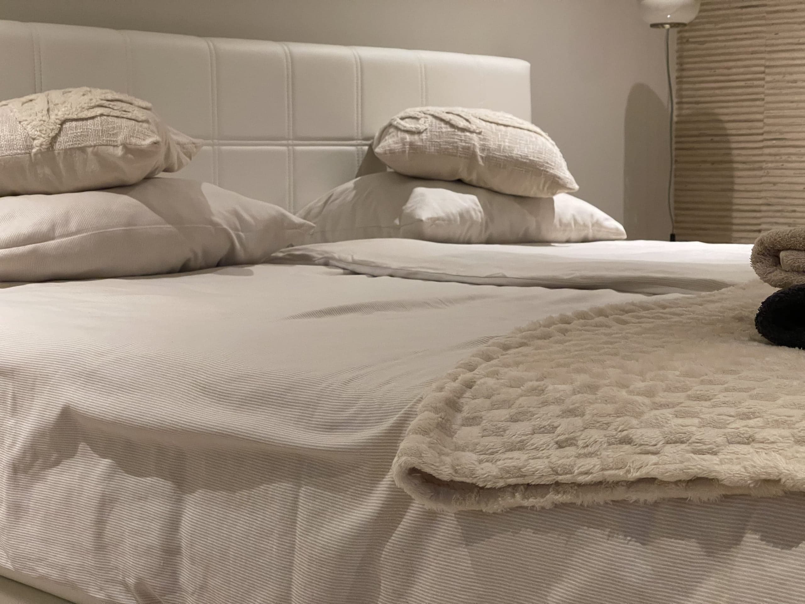 Kussens op het bed in de slaapkamer van Oester