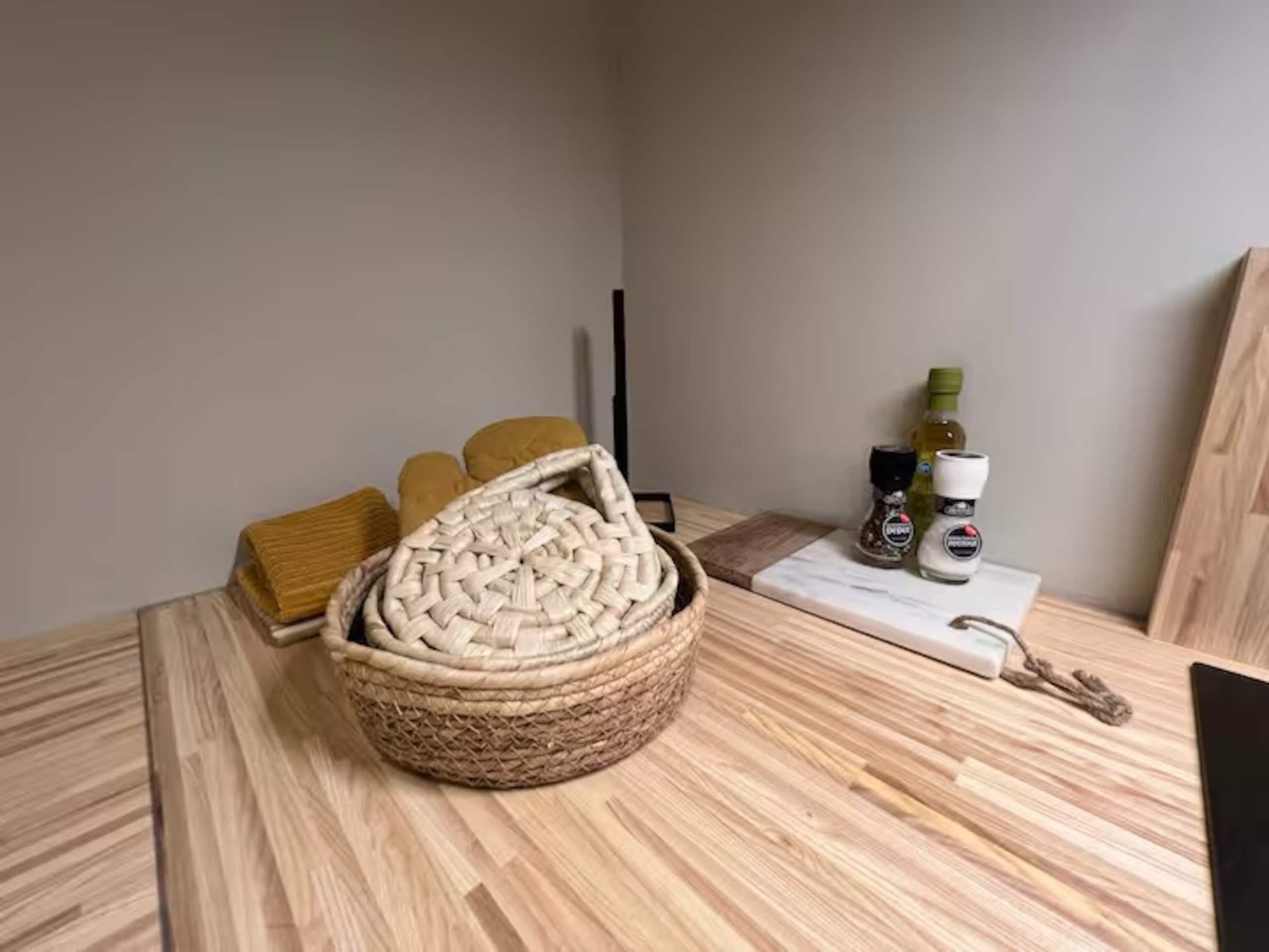 Werkblad met mand en schaal in de keuken van Oester