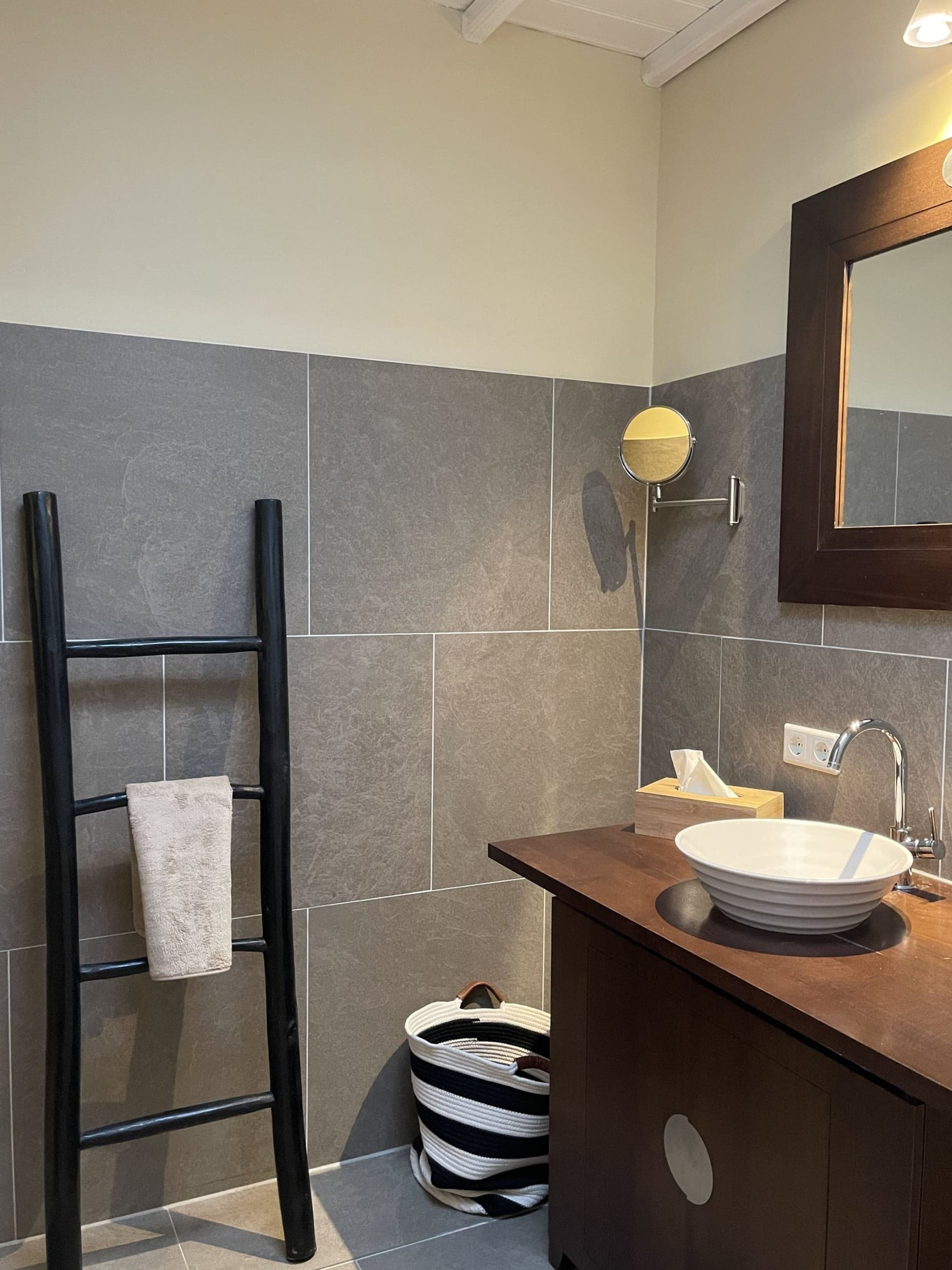 Badkamer van Zeelicht met wastafel en handdoekladder