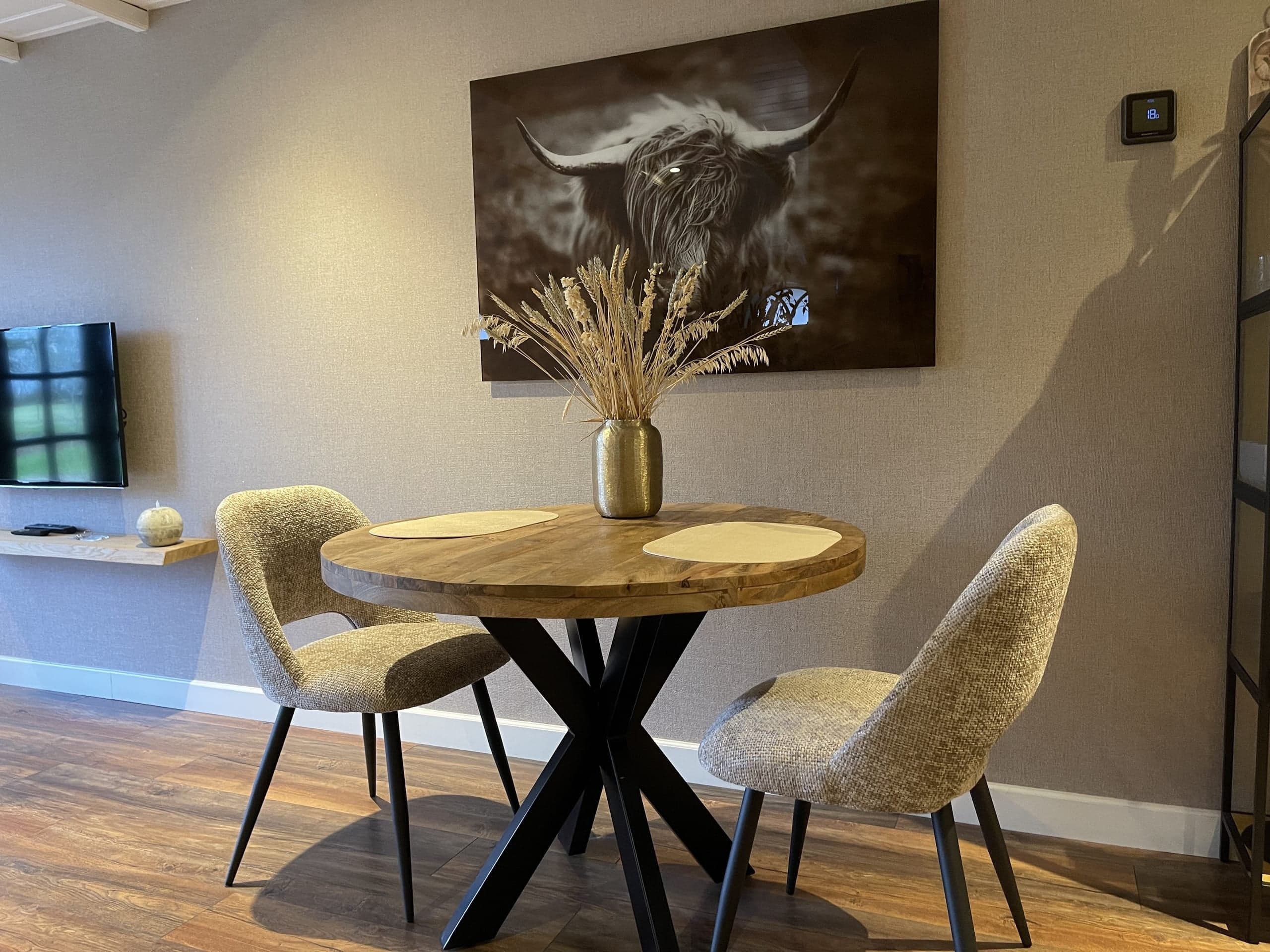 Ronde eettafel met twee stoelen in Zeelicht