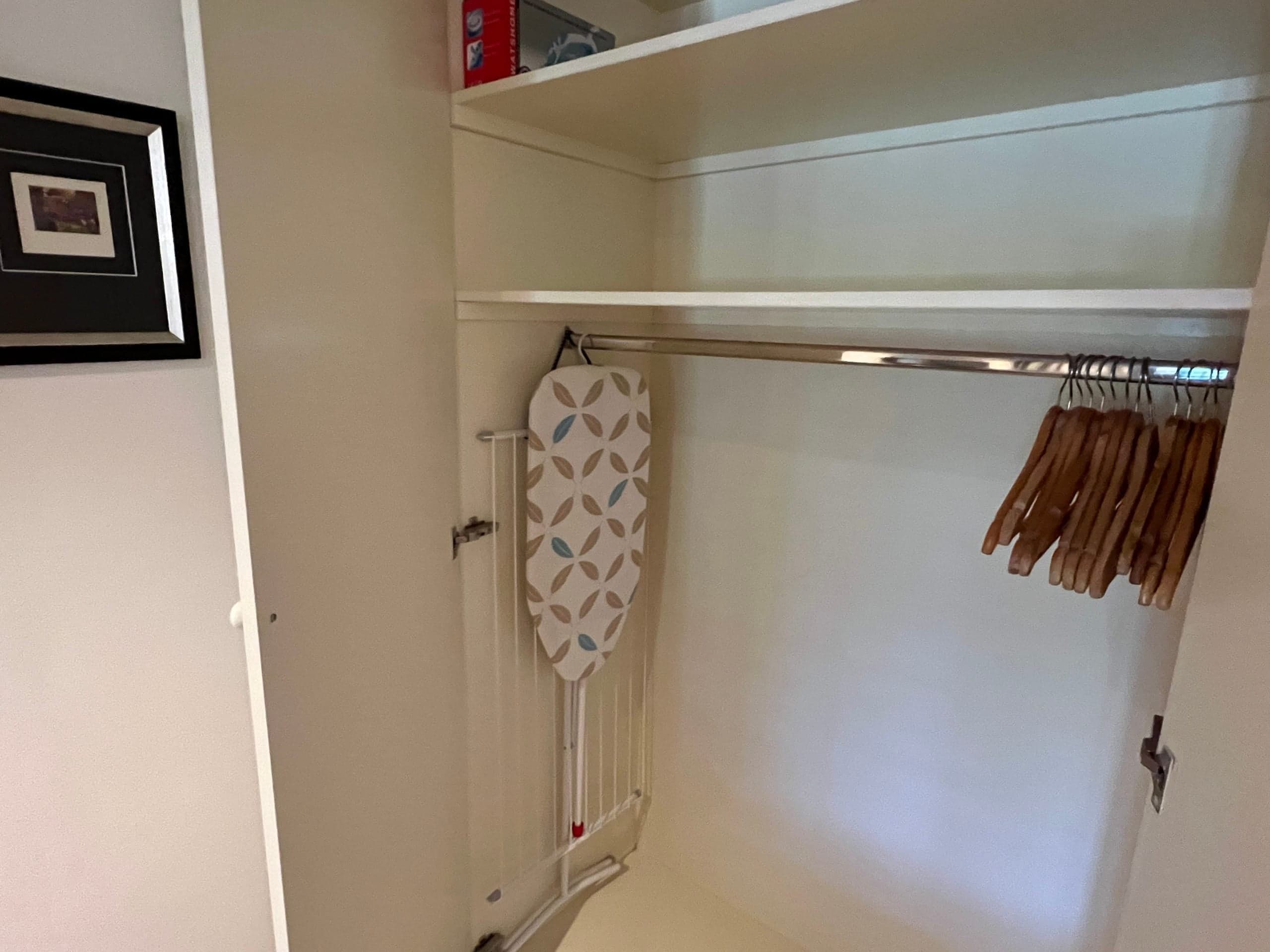 Hangkast met strijkplank in Zeelicht