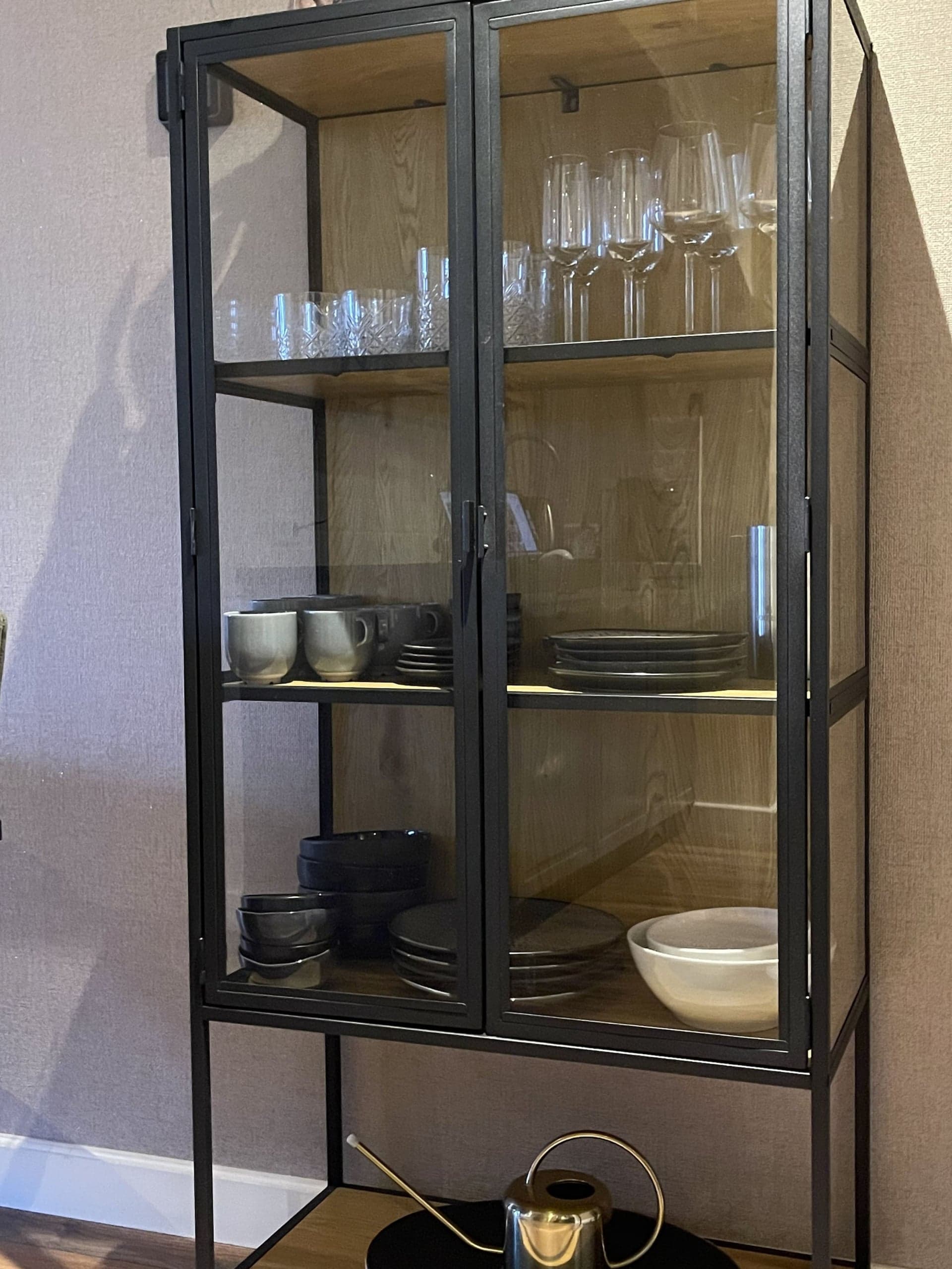 Vitrinekast met servies in Zeelicht