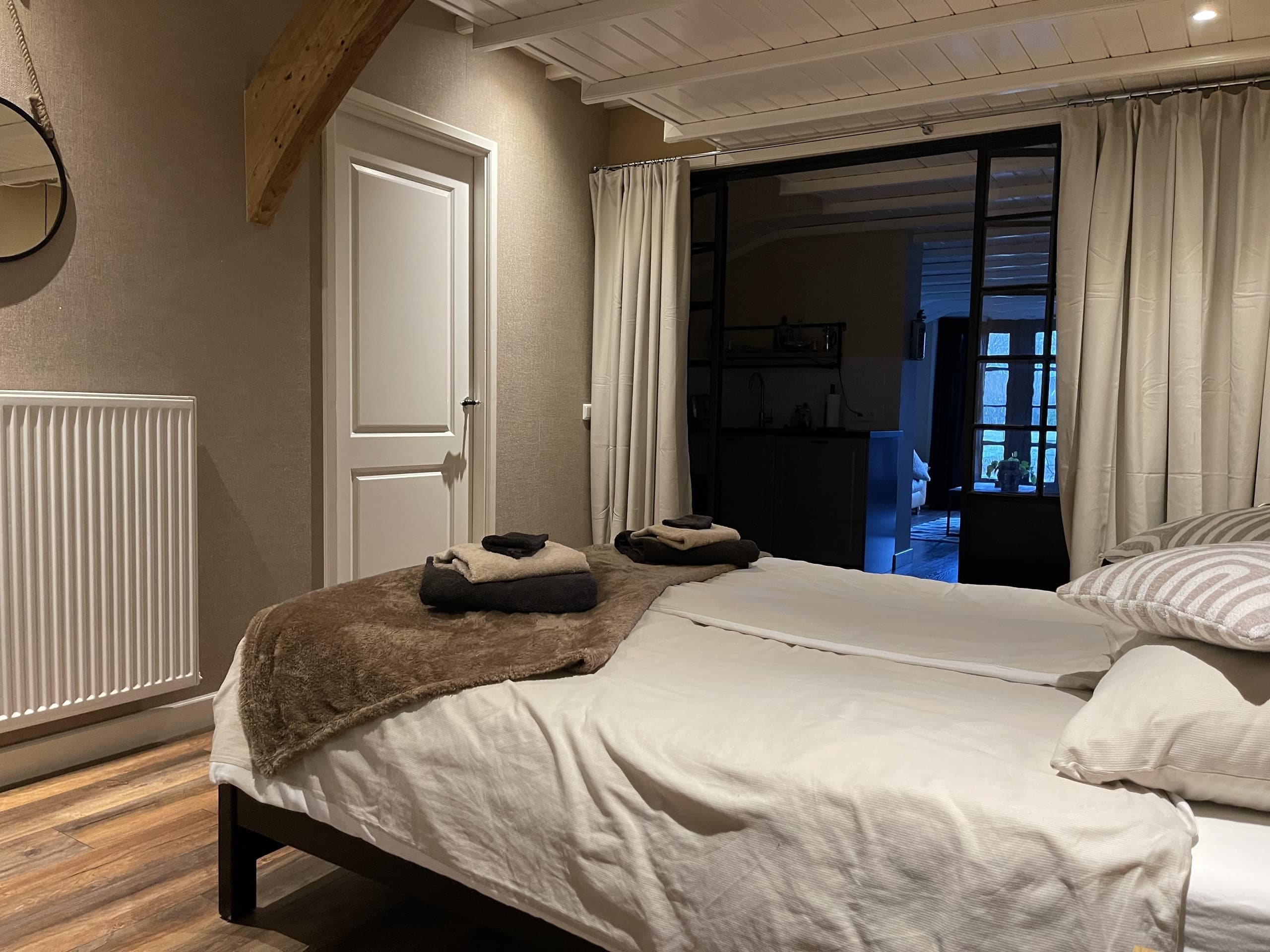 Bed en radiator in de slaapkamer van Zeelicht