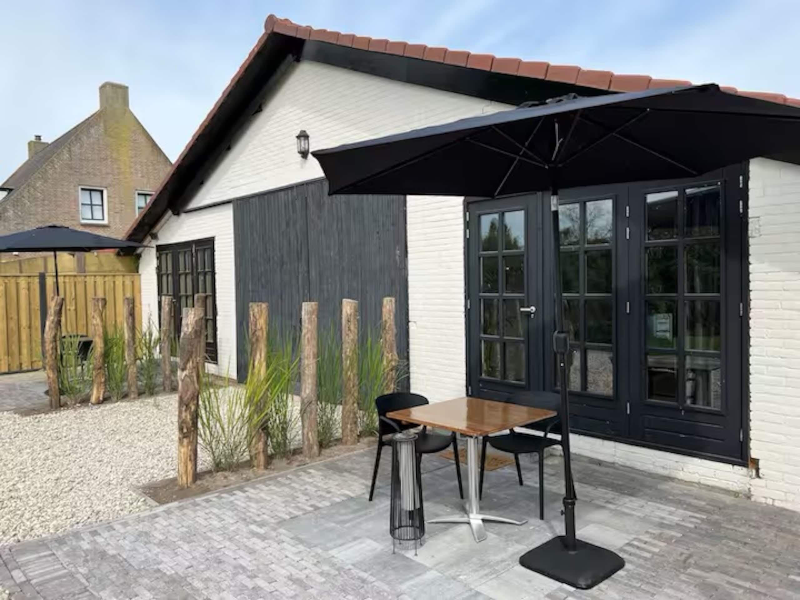 Terras met tafel en stoelen voor Zeelicht