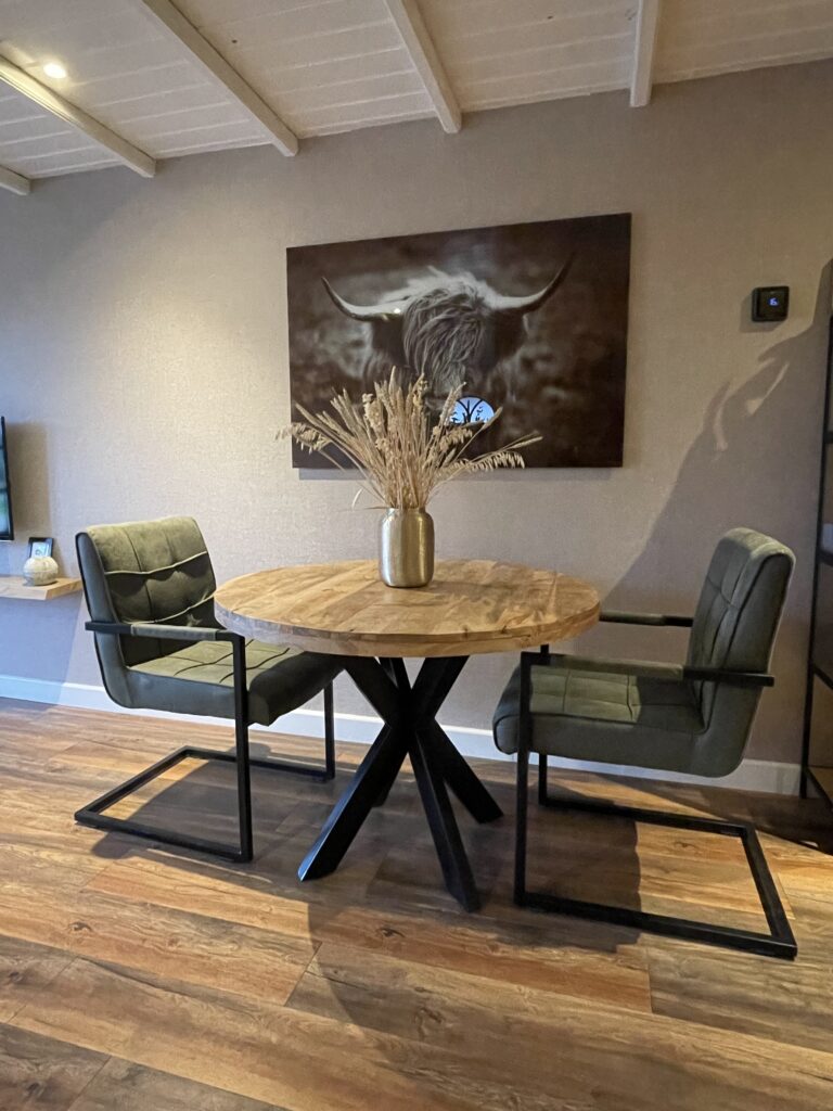 Eettafel in de woonkamer van appartement Oester