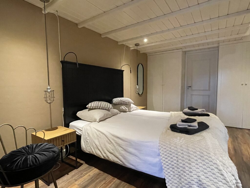 Bed in de slaapkamer van appartement Oester